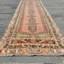 Tapis de couloir anatolien vintage rétro avec un motif oriental rose doux idéal pour les escaliers