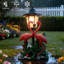 Statue solaire de jardin flamant avec lanterne, lumière solaire décorative extérieure en résine de 13,1 po, éclairage de paysage à DEL automatique et imperméable pour allée et patio, cadeau de pendaison de crémaillère