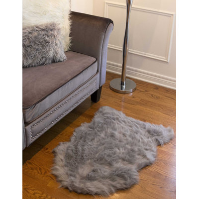 Tapis gris en fausse peau de mouton Asmat Asmat