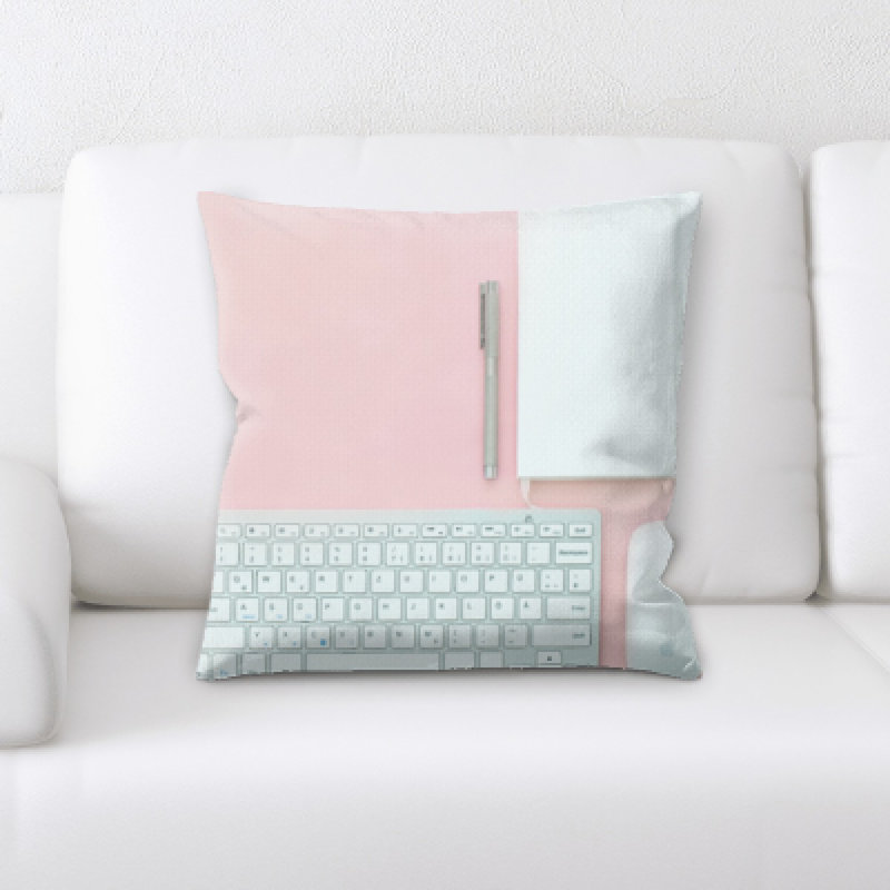 Coussin décoratif clavier et casque sur fond