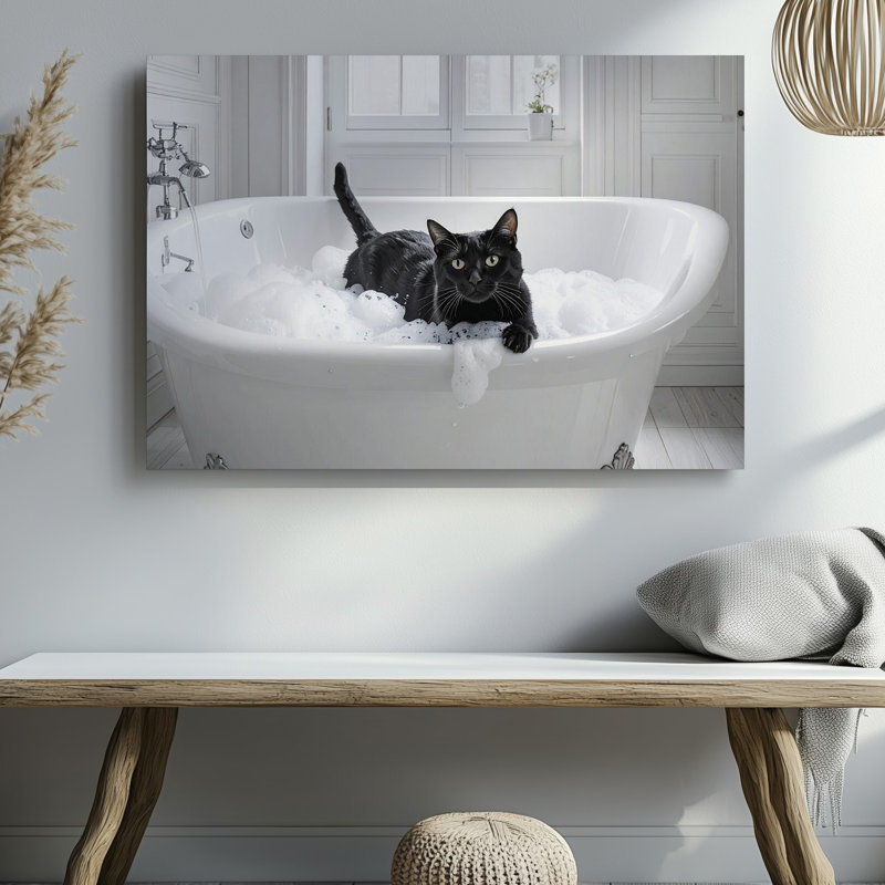 Art mural "Un chat noir" appréciant une baignoire relaxante dans une luxueuse baignoire blanche remplie de bulles