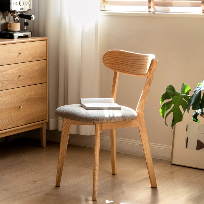 Chaise de salle à manger confortable en chêne massif avec bords arrondis et support de poids pour une stabilité à long terme des pieds antidérapants