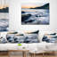 Coussin de mer à mouvement lent au-dessus des roches seascape