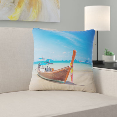 Coussin de mer tropical avec bateau