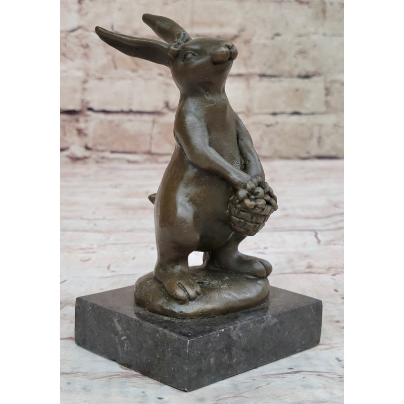 Sculpture originale signée en forme de panier de lapin W.