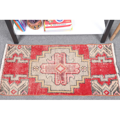 Tapis rouge en laine tissé à la main, idéal pour rehausser l'esthétique des vestibules avec son design turc richement détaillé et sa taille compacte