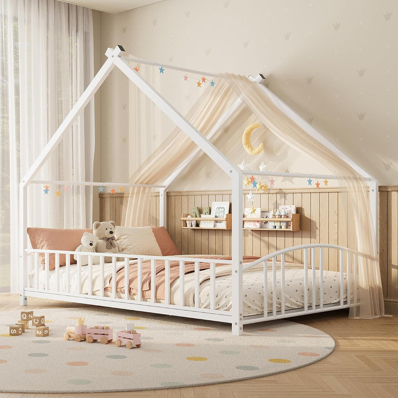 Lit d'enfant en forme de maison avec barrières de sécurité sur toute la longueur, lit de sol bas et robuste en fer pour tout-petits, prêt à recevoir un ciel de lit à monter soi-même