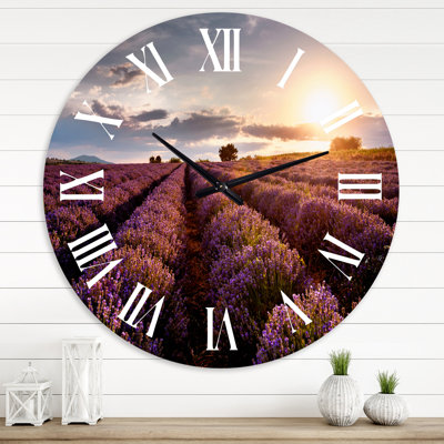 Lever de soleil et nuages dramatiques au-dessus d'un champ de lavande - horloge murale