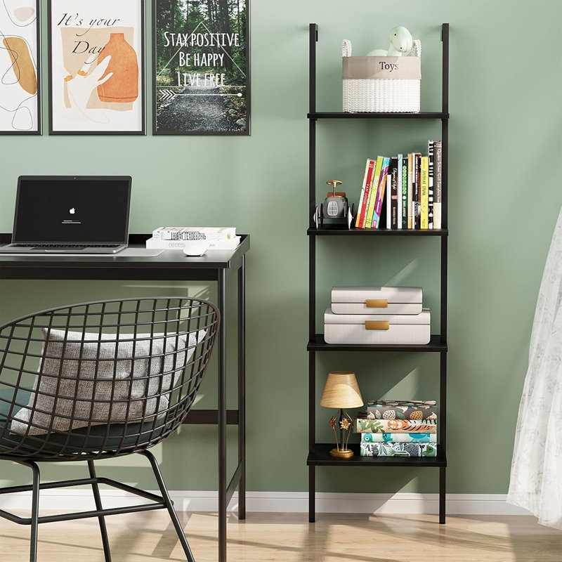 Bibliothèque échelle industrielle noire avec tablettes en bois