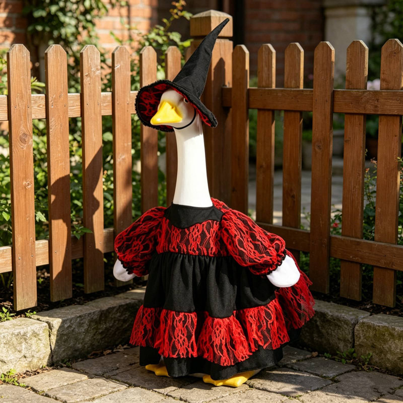 Porche oie, robe de décoration avec chapeau, rouge
