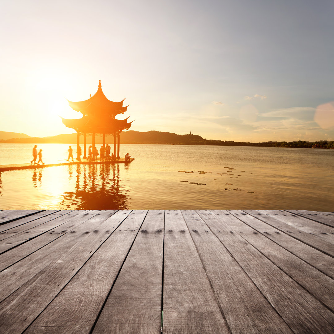 Leinwandbild Antiker Pavillon in Hangzhou mit Sonnenuntergangsglühen