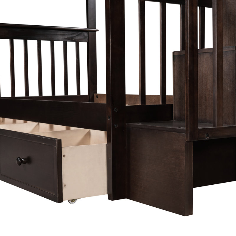 Lit superposé à escalier Twintwin -. Cadre en bois massif. Trois tiroirs pour un rangement supplémentaire. Maximise l'espace dans la chambre à coucher ou le dortoir. Polyvalent, il peut être divisé en deux lits. Coffre-fort avec garde-corps complet. No Spring Box