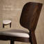 Chaise d'appoint en bois massif Rozella avec dossier incurvé sculpté