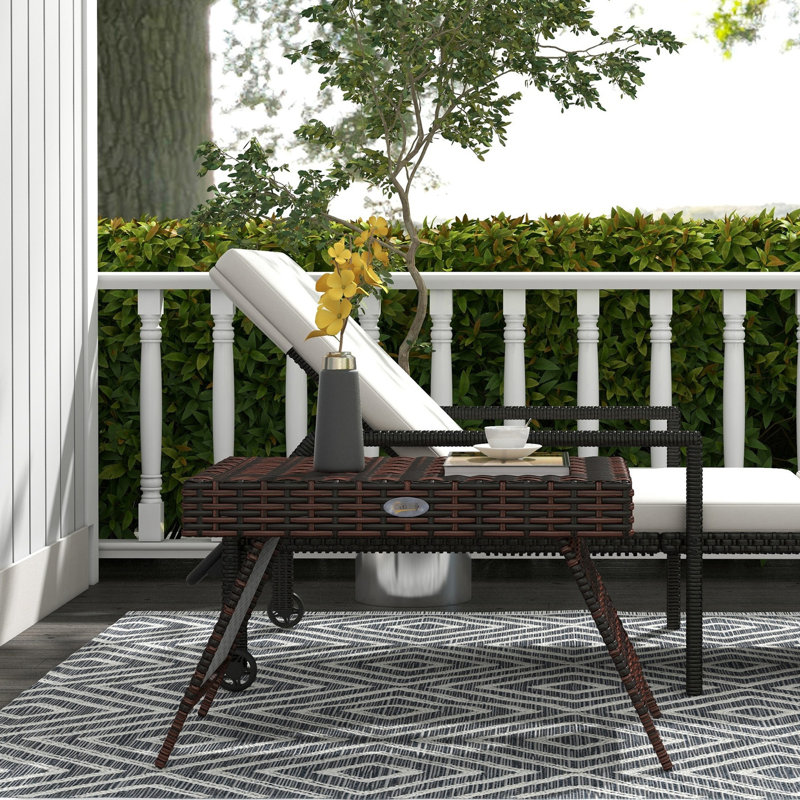Table de patio Pe - se plie à plat pour optimiser l'espace et faciliter le transport et le rangement