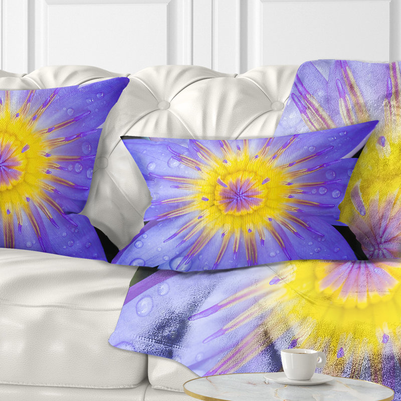 Gros plan de fleurs de lotus violet en fleur - Coussin décoratif à imprimé floral
