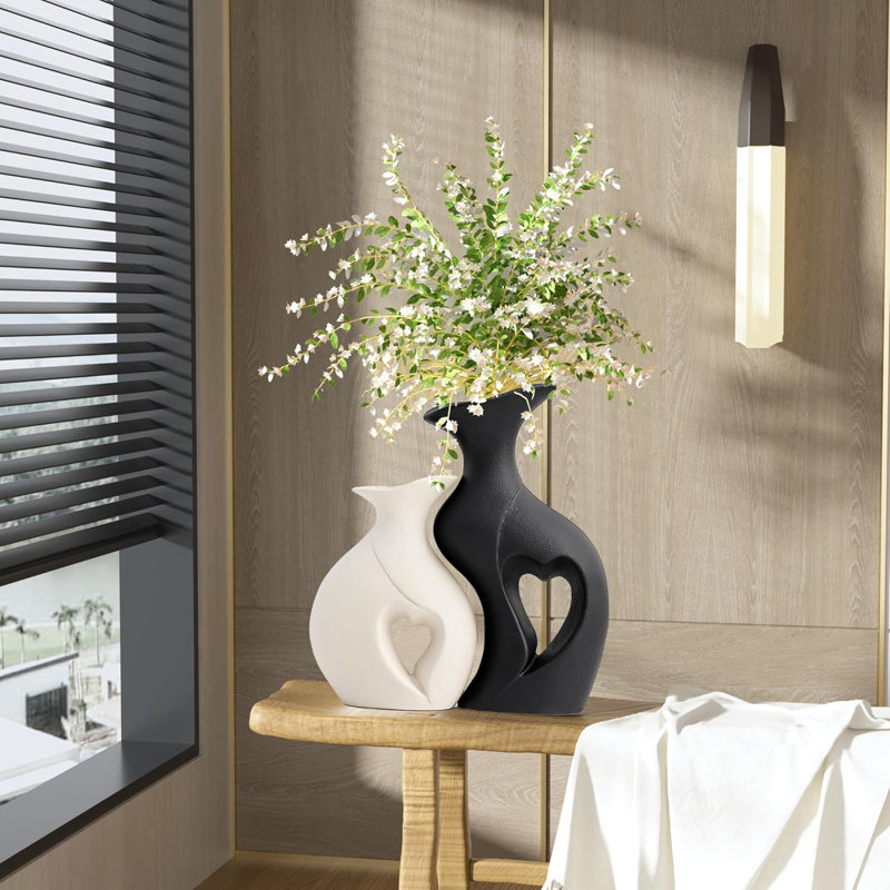 Vase en céramique noir et blanc en forme de cœur