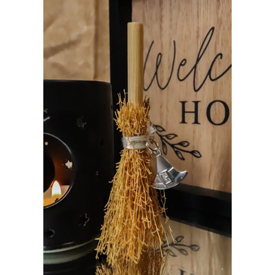 The Holiday Aisle® Halloween Witchraft Wicca occulte sorcière balai Magick balai avec pendentif chapeau de sorcier et ruban noir Talisman breloque décor