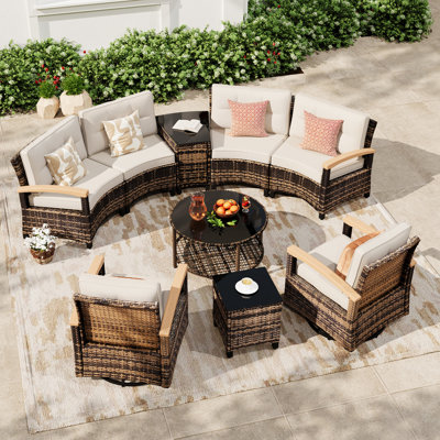 Ensemble de mobilier d'extérieur 9 pièces pour patio, canapé modulaire courbé demi-lune en rotin avec accoudoirs en bois, table basse ronde en verre trempé et table d'appoint