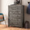 Commode 5 tiroirs Arlina Farmhouse, gris rustique