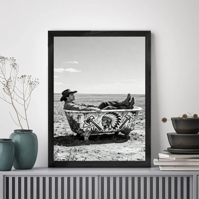 Art encadré noir «La personne allongée au bord de la mer dans une baignoire d'art se prélassant au soleil», reproduction d'art encadrée