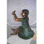 Statue de fille avec un moineau en bronze - Taille: L 24 po x l 30 po x H 25 po.