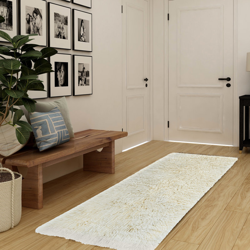 Tapis ivoire en laine tissé à la main Aaiden Flokati, Tapis de couloir 2 pi 4 po x 8 pi 6 po