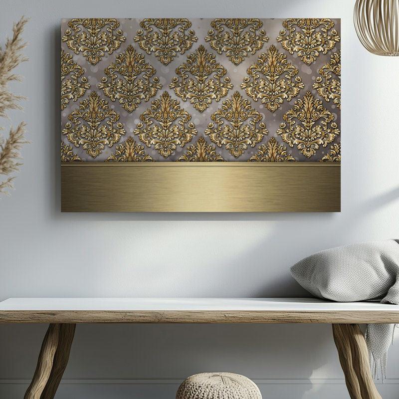 La toile crée un design de papier peint élégant avec un motif damassé complexe en or chatoyant contre un taupe doux