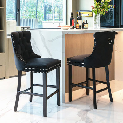 Tabourets de bar rembourrés en velours avec décoration capitonnée à boutons et pieds en bois