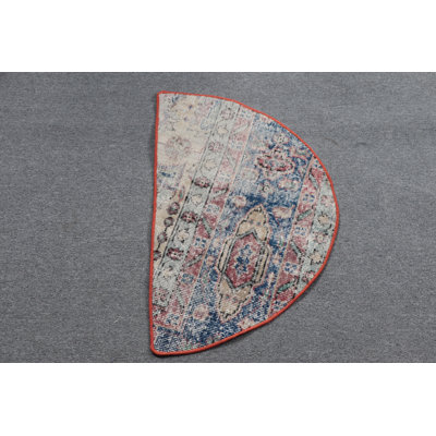 Tapis turc semi-circulaire conçu comme un tapis de porte en laine unique, parfait pour un style de vestibule éclectique