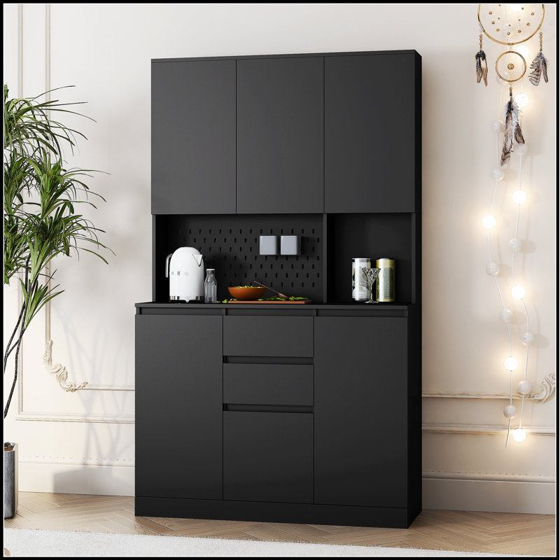 Armoire de cuisine autoportante avec plusieurs portes, tablettes et tiroirs pour un rangement et une organisation efficaces
