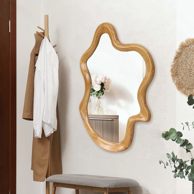 Miroir mural de forme irrégulière avec cadre en bois naturel