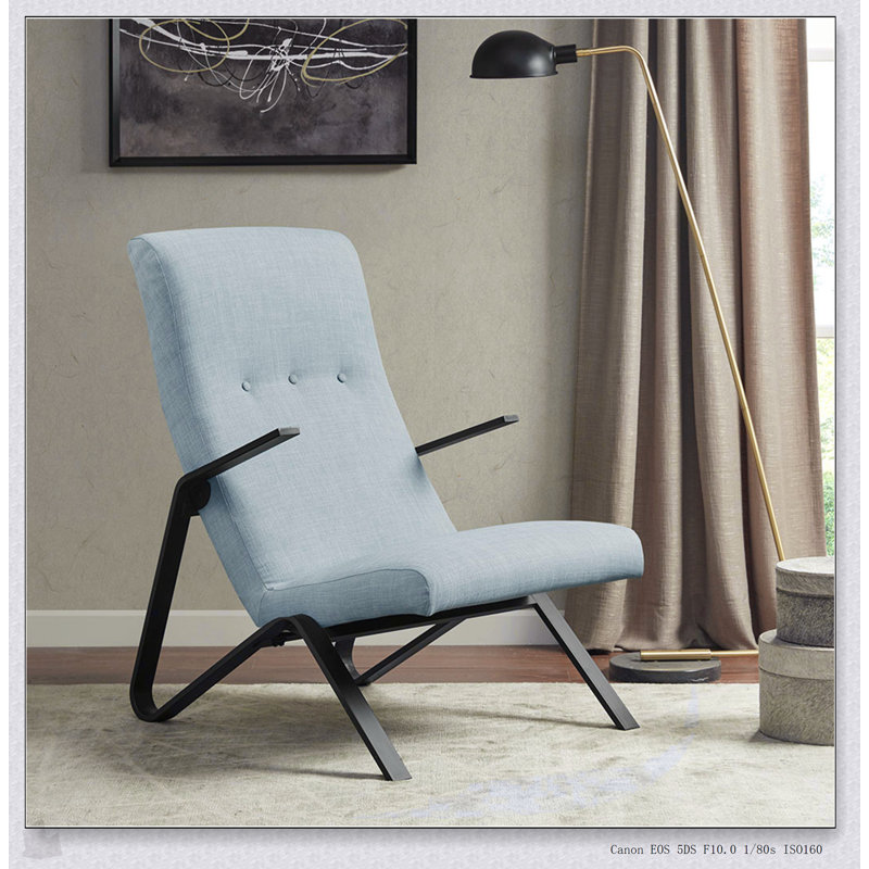 Fauteuil capitonné en tissu bleu clair avec rembourrage confortable et design élégant pour une utilisation polyvalente à la maison