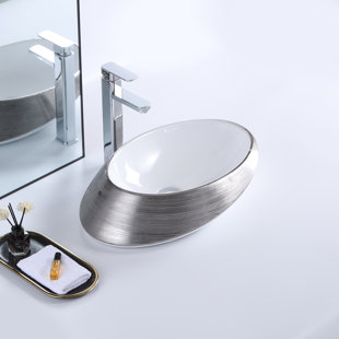 Odin, vasque de comptoir ovale en porcelaine blanche lustrée et dorée 20,5 po