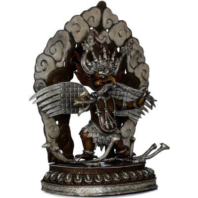 Garuda courroucé debout sur des serpents et des serpents dans son bec