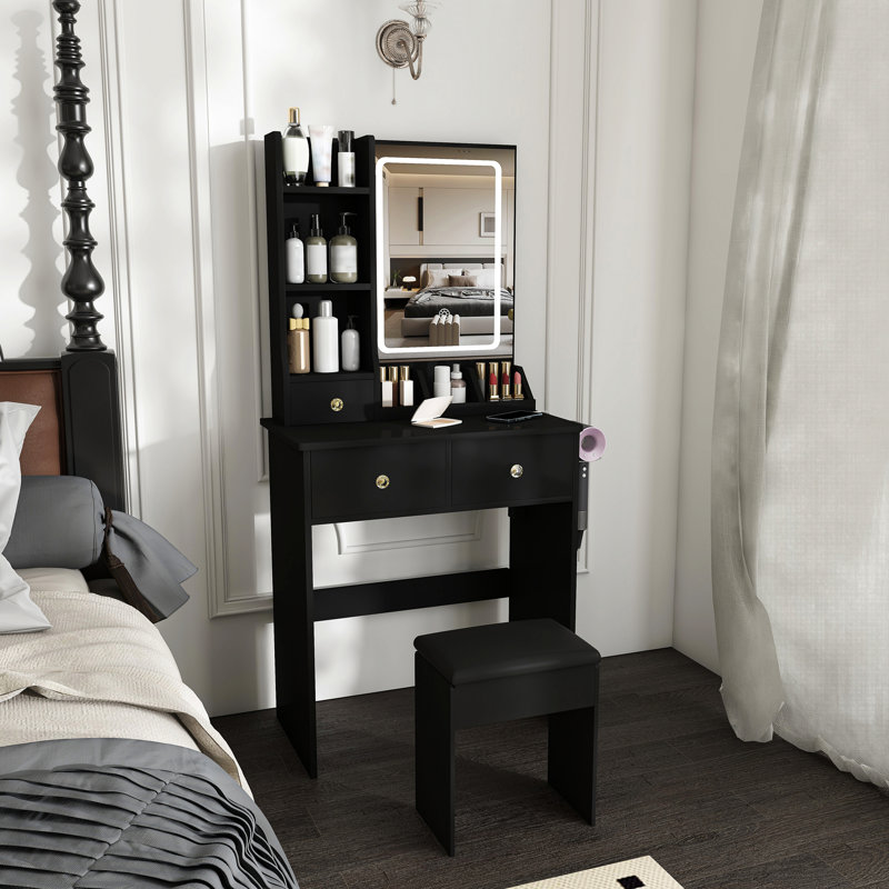 Petit bureau de meuble-lavabo moderne, avec 3 modes d'éclairage à DEL avec luminosité réglable, 3 tiroirs et plusieurs tablettes de rangement ouvertes, un support pour sèche-cheveux et une prise de courant, et une chaise à langer. Noir