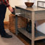 Console classique 37,5 po avec tiroirs et boutons argentés Quwanna, gris tonnerre
