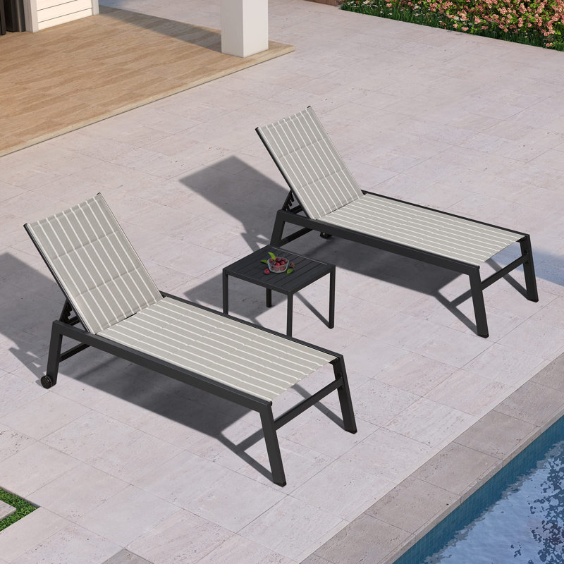 Chaise longue d'extérieur en métal avec table Valhalla, Rayures grises