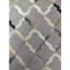 Tapis gris en peau de vache à motif géométrique
