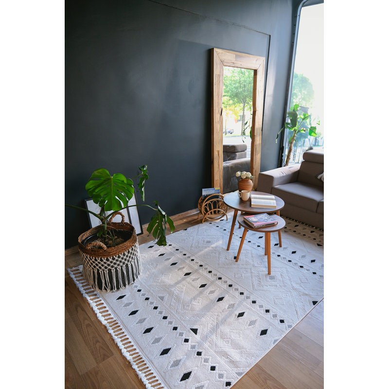 Srah Southwestern Indoor Rug, Rectangle 4' x 5'11"