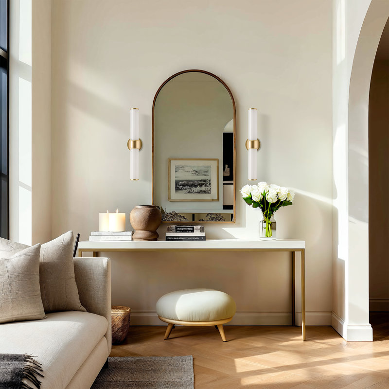Applique murale double Saber - en métal, verre et or, ivoire blanc à 2 lumières câblées à intensité variable pour salle de bain ou couloir dans un style moderne, Mid-Century et contemporain