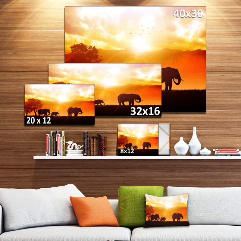 «Elephants Walking at Sunset», reproduction de photo sur toile tendue, H 16 po x l 32 po