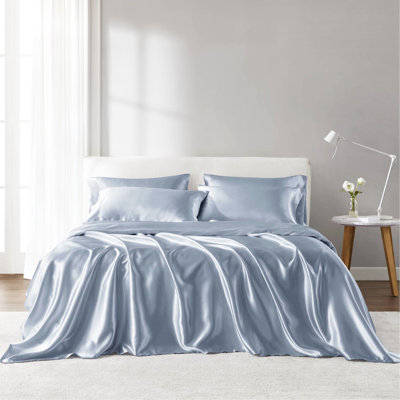 Collection de draps en satin simple - Froissé - Élégance. Convient aux matelas de 16 po. Comprend 1 drap plat, 4 taies d'oreiller et 4 taies d'oreiller. Classe soyeuse. Bleu charmant. Jusqu'à ce qu'il soit fascinant.
