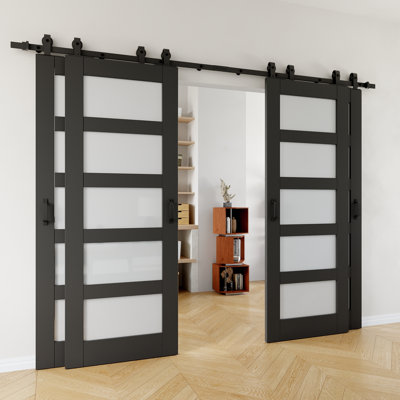 Portes coulissantes de grange à 5 carreaux en bois manufacturé, apprêt noir, 80 po H, 5 carreaux en verre dépoli, ensemble de quincaillerie pour deux systèmes à rail unique inclus, 4 portes — aucun assemblage requis