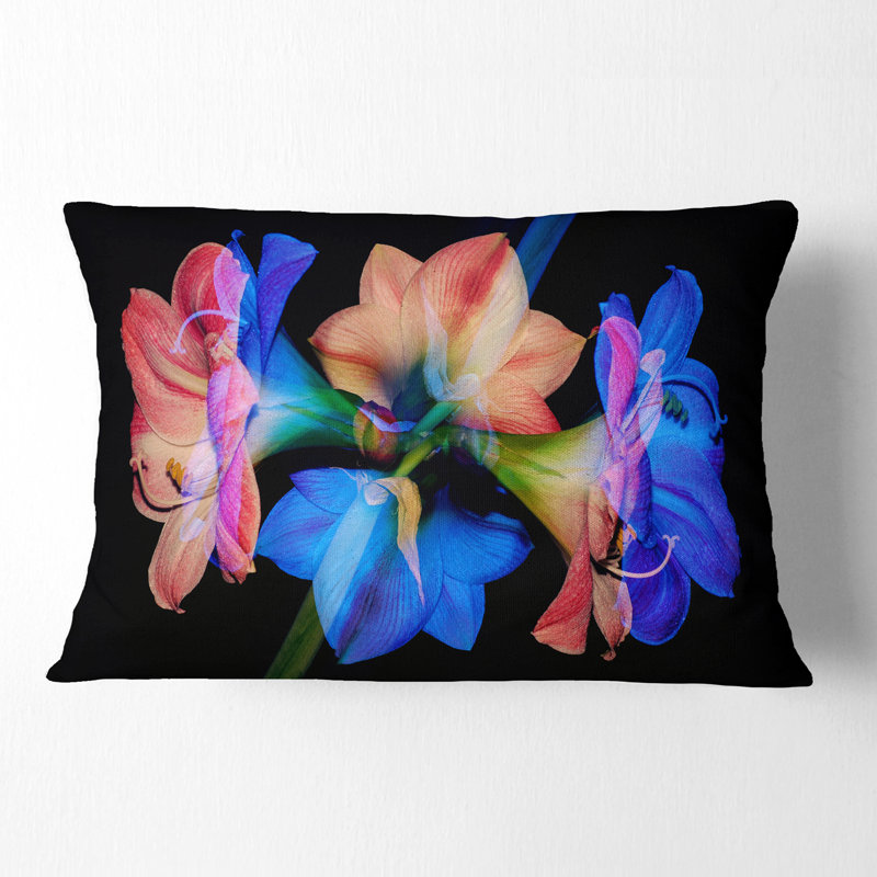 Coussin décoratif abstrait à fleurs rouges et bleues sur fond noir
