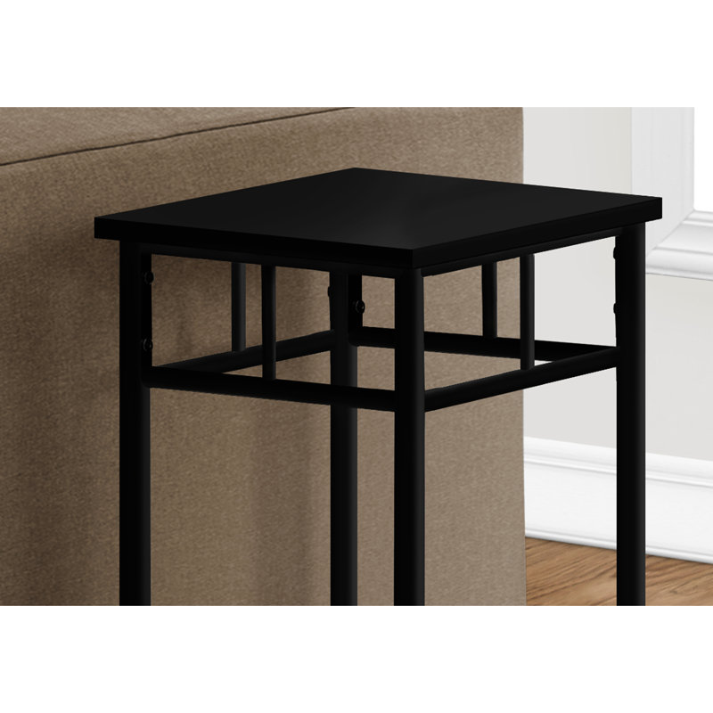 Table d'appoint carrée en métal noir. Conception moderne pour chambre. Piètement. Table d'appoint polyvalente avec rangement pour salon. Rangement stratifié. Chambre et maison. Construction. Maison