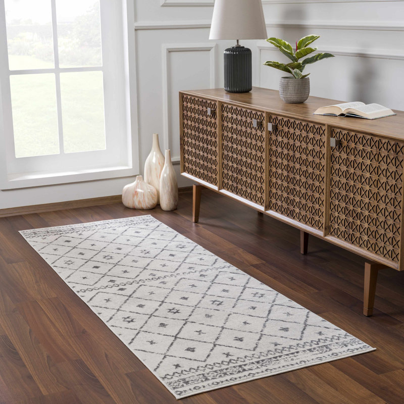 Tapis géométrique beige en polypropylène tissé à la machine Mcgrane, Tapis de couloir 2 pi 7 po x 7 pi 3 po