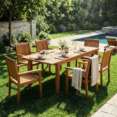 7 pièces de salle à manger d'extérieur en bois, 6 chaises et une table extensible pour patio, avec une conception cohérente et une grande terrasse au bord de la piscine