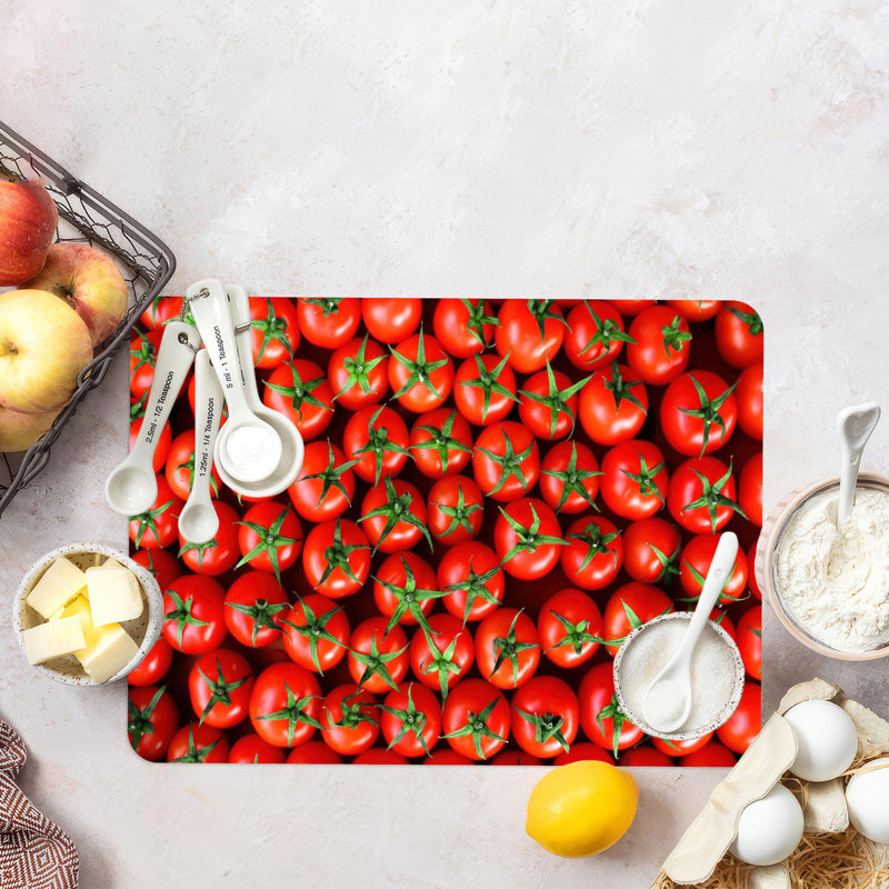 Grand imprimé tomate rouge sur une planche de service légère en verre pour une utilisation contemporaine dans la cuisine