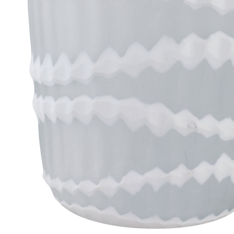 Vase en verre sculpté avec rayures verticales, H 13,5 po x l 10,5 po x P 9,75 po