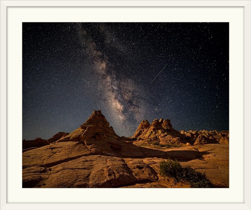 «Straub Under the Milky Way» par John Fan - reproduction de photo, H 24 po x l 28 po x P 1 po, Cadre blanc